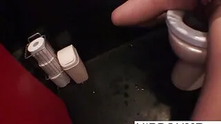 日本人モデルが公衆トイレで自慰行為
