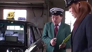 Сексуальная японская водительница делает минет своему боссу
