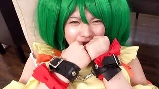 髪を染めた日本人がペニスをしゃぶる