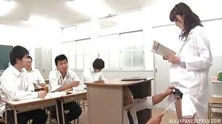 日本人教師が教室で嫌がらせを受ける