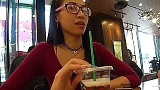 Alışveriş merkezinde tanıştığı seksi Taylandlı MILF amatör kadın, video kaydı için cinsel ilişkiye girdi.