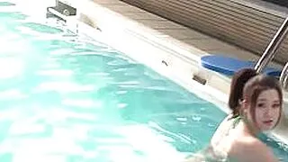 Eine wilde asiatische MILF im Bikini, die nach einem intensiven Orgasmus giert, beginnt mit einem heftigen Tittenfick.