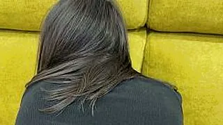 Puta asiática MILF con grandes pezones en falda y tapón anal a la que le encanta chupar polla sin circuncidar