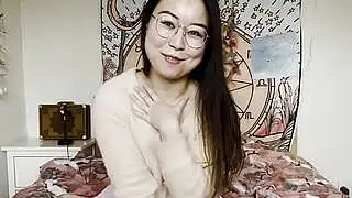 Ersties'in sevimli Çinli kızı bizim için mastürbasyon videosu çekmekten çok mutluydu.