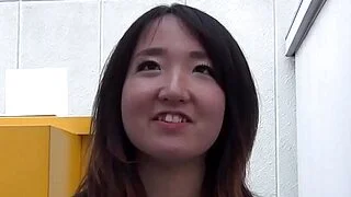 Asiatisches Teenager-Mädchen zeigt Höschen