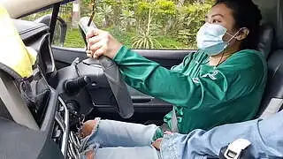 Una chica asiática conductora de Grab ofrece propina a los pasajeros por follar.